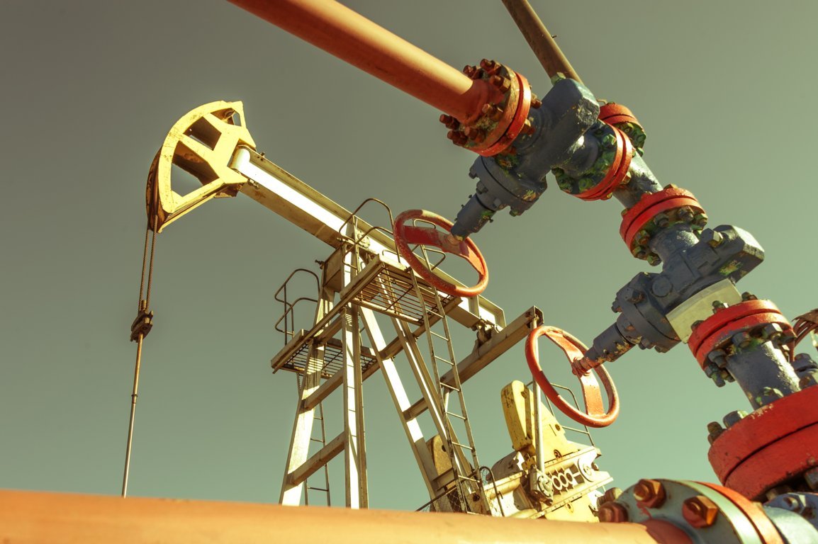 oil-pump-rig-operation-platform-oil-gas-industry-pumpjack-industrial-equipment-oilfield-site-oil-pump-are-running-rocking-machines-power-genertion-petroleum-concept-toned (FILEminimizer)